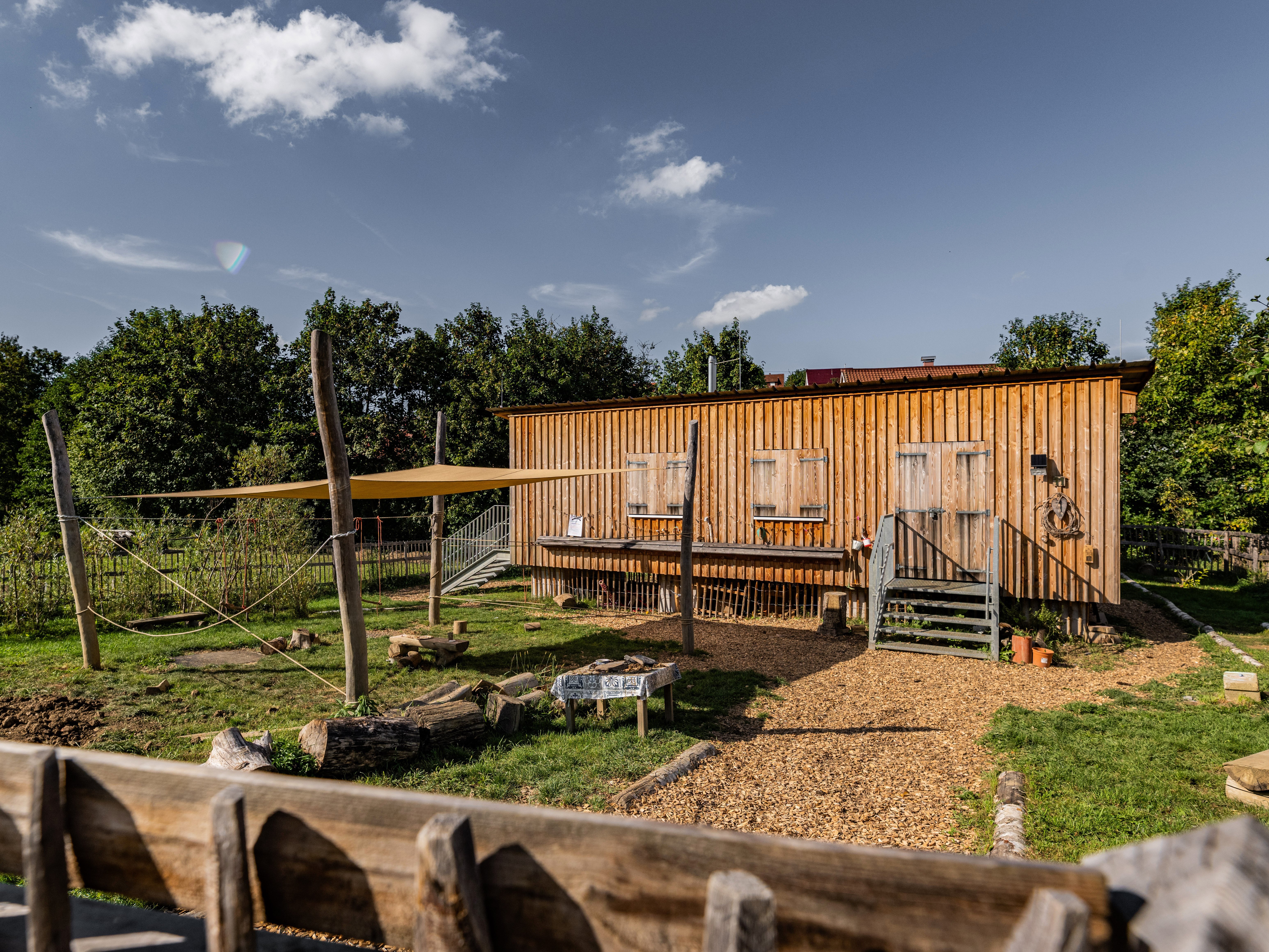 Schutzhütte im Sommer